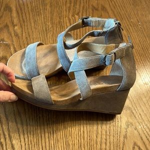 Lucky Brand Kenadee wedge sandal suede brindle 7 leather zipper buckle